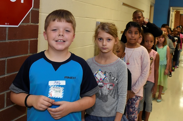 JES students in line in the hallway